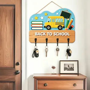 Vue détaillée du porte-clés en bois bus scolaire avec crochets et design d'école mignon.