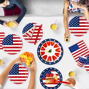 Detailansicht der US-Flagge Party Pappteller, Becher und Servietten für die Feier.