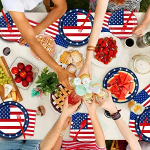 Vierte Juli Party Geschirr Szene Draufsicht mit amerikanischer Flagge Papptellern und Essen.