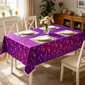 Lila wasserdichte Party-Tischdecke praesentiert in einem gemütlichen Esszimmer mit Geschirr.