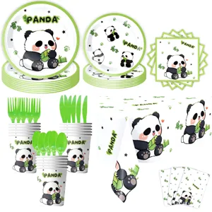 Detailansicht des niedlichen Cartoon Panda Geburtstag Party Geschirrsets mit Tellern und Tassen.
