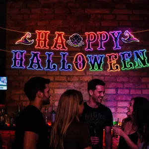 Halloween Party Deko Banner mit gruseligen Geist und Totenkopf Motiven für tolle Stimmung.