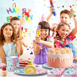 Rosa blaue Denim Gender Reveal Party Pappbecher Teller und Servietten Detailansicht.