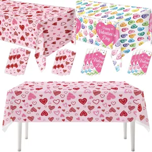 Valentinstag Tischdecke und Servietten Set Detailansicht mit Herzen und festlichem Design.