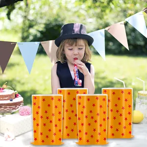 Papieren feestzakjes voor kinderverjaardagen met oranje en rood sterrenpatroon voor feest.