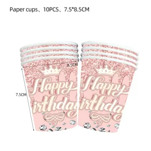 Detailaufnahme von rosa glitzernden Pappbechern mit Kronenmotiv für Geburtstagsfeiern.