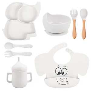 Set de repas bébé en silicone avec assiette éléphant, bol, cuillère en bois et bavoir mignon.