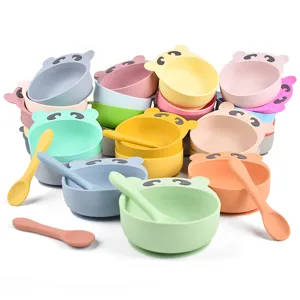 Joli bol d'aspiration en silicone pour bébé avec cuillère, vaisselle colorée aux teintes pastel.