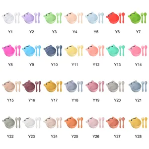 Set de bol à ventouse en silicone pour bébé avec cuillère et fourchette colorées.