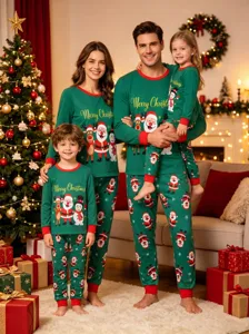 Familie passendes Weihnachts Pyjama Set mit niedlichen Weihnachtsmann Drucken und grün.