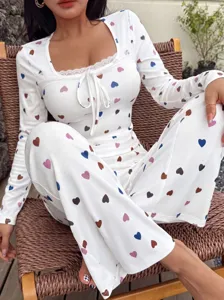 Detailansicht Damen Langarm Ripp Pyjama-Set mit bunten Herzen und elegantem Spitzenbesatz.