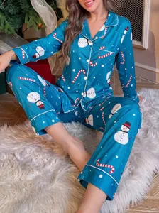 Ensemble de pyjama de Noël pour femme avec manches longues, col à revers et imprimé bonhomme.