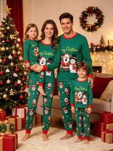 Passendes Weihnachts-Pyjama-Set für die Familie mit niedlichem Weihnachtsmann-Druck.