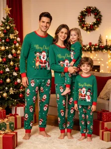 Familie passender Weihnachts Pyjama Set mit Weihnachtsmann Motiven für gemütliche Feste.