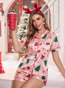 Satijnen korte pyjama set voor dames in roze met feestelijke kerstprint en comfortabele pasvorm.