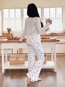 Gemütliches Herz-Pyjama-Set Detail, langärmliges Oberteil und Hose, bequeme Nachtwäsche.
