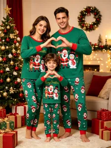 Weihnachts-Partnerlook Pyjama Set für Familien, grünes Oberteil mit tollem Weihnachtsmotiv.