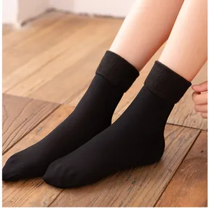 Gros plan de chaussettes d'hiver thermiques épaisses doublées de polaire noire pour le confort.