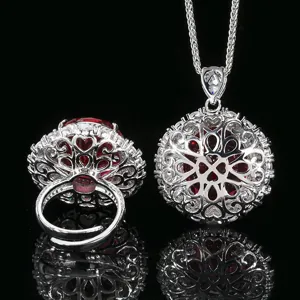 Exquisito conjunto de joyas de rubí rojo con diseño calado plateado y circonitas.