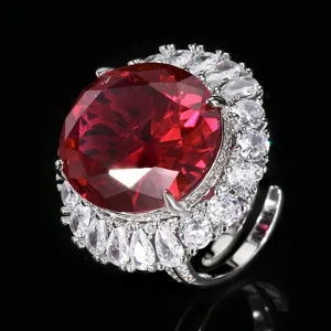 Anillo grande de lujo de rubi simulado ovalado con detalle de halo de circonita cubica.