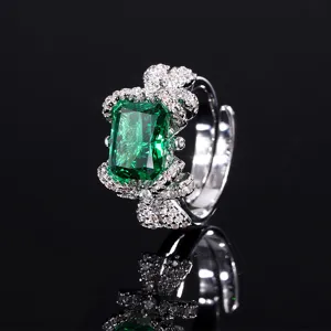 Elegante groene smaragd zircone strik ring voor dames, luxe zilverkleurige verstelbare ring.