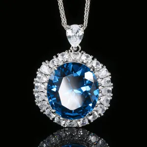 Exquisito collar colgante de piedra azul con halo de circonita brillante y fina cadena.