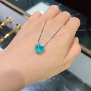 Wunderschöner herzförmiger Anhänger in Paraiba-Farbe mit funkelndem Zirkon-Diamant-Halo.