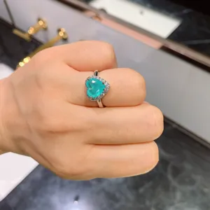 Atemberaubender herzförmiger neonblauer Edelstein Ring mit Zirkonia Halo Damen Modeschmuck
