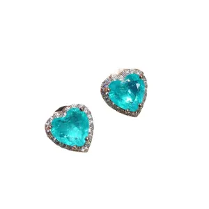 Elegante herzförmige Türkis Edelstein Ohrstecker mit funkelndem Diamant-Halo Schmuck.