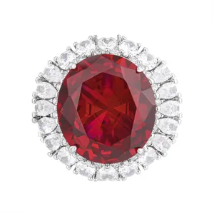 Primer plano detallado de gran gema roja ovalada rodeada de cristales brillantes y elegantes.