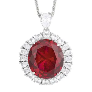 Lujoso collar con colgante de gema roja ovalada y halo de circonita cúbica blanca brillante.