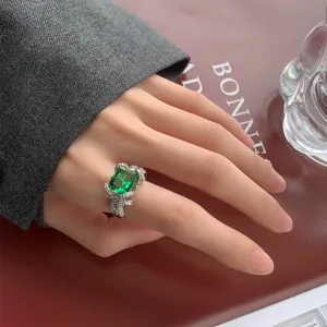 Luxe groene kristallen strik ring, elegante vergulde vierkante edelsteen sieraden voor vrouwen.