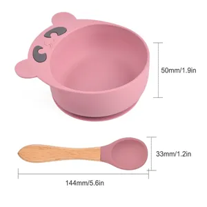 Set de bol à ventouse en silicone pour bébé et cuillère en bois avec dimensions.