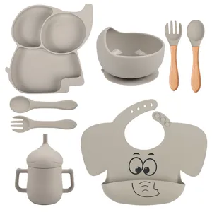 Set de repas bébé en silicone avec assiette ventouse éléphant, bol, couverts, tasse et bavoir.