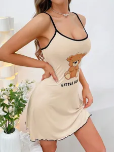 Nuisette camisole beige avec imprimé d'ours et bordure noire, vêtement de nuit doux.