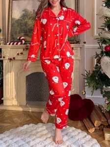 Pyjama de Noël rouge pour femme, chemise à manches longues et pantalon avec imprimés de fête.