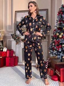 Vista detallada del conjunto de pijama de mujer con estampado de pan de jengibre en Navidad.