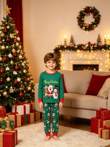 Weihnachtsszene Detailansicht Kinder Pyjama Set mit festlichem Weihnachtsmann Print.