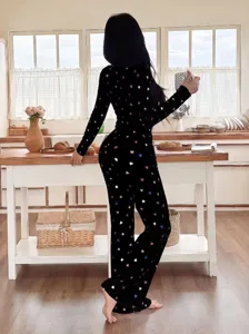 Damen schwarzes langarm Hausanzug Set mit bunten Herzen Detailaufnahme für bequemen Look