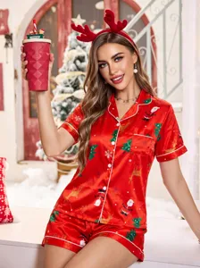 Gedetailleerd overzicht van rode kerstsatijnen damespyjamaset met feestelijke print en korte mouwen.