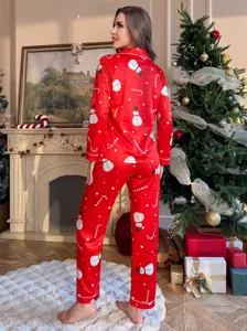 Vue détaillée du pyjama de Noël rouge pour femmes avec des imprimés de bonhommes de neige.