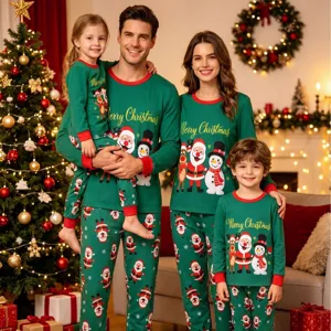 Weihnachts-Partner-Pyjama-Set für die Familie, bequemes grünes Oberteil mit Hose.