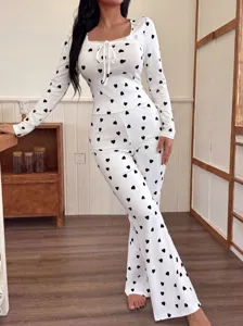 Gerippter Langarm-Pyjama mit schwarzem Herzchen-Print, Spitzenbesatz und Bindeband für Damen.