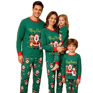 Weihnachten Familie passendes Pyjama Set, grünes Langarmshirt mit Weihnachtsmann Motiv.
