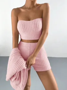 Λεπτομέρεια από ροζ ριγέ πλεκτό σετ loungewear 3 τεμαχίων με τοπ, σορτς και ζακέτα.