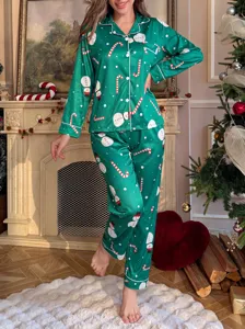 Vue détaillée de l'ensemble de pyjama de Noël pour femme en vert avec imprimé de bonhomme.