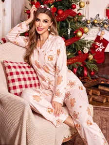 Détail de pyjama de Noël confortable avec imprimé pain d'épices festif, tissu doux et confortable.