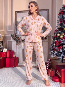 Vista detallada del pijama navideño con estampado de hombre de jengibre, ropa de dormir rosa.