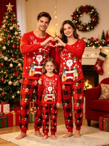 Ensemble pyjama de Noël familial avec haut imprimé Père Noël et pantalon à carreaux.