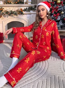 Primer plano detallado del pijama navideño de mujer con estampado de hombre de jengibre.